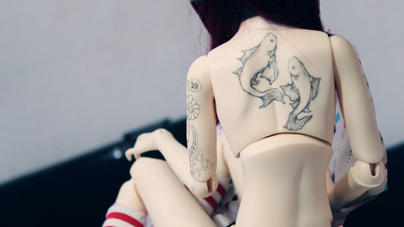 татуировка рыбок на манекене