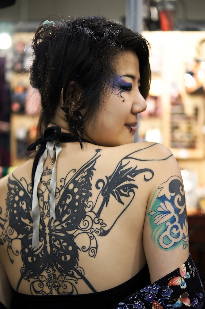 девушка с татуировкой бабочки