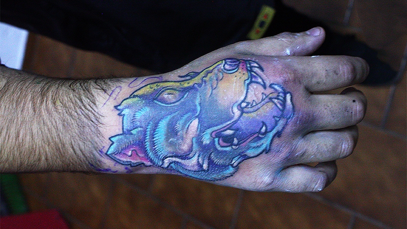 ультрафиолетовая тату волка светящаяся в темноте