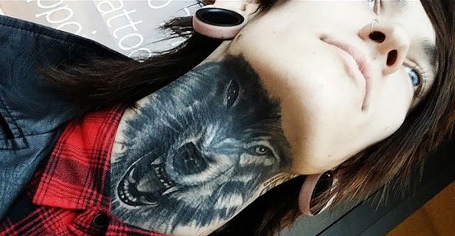татуировка волка у женщины на шее