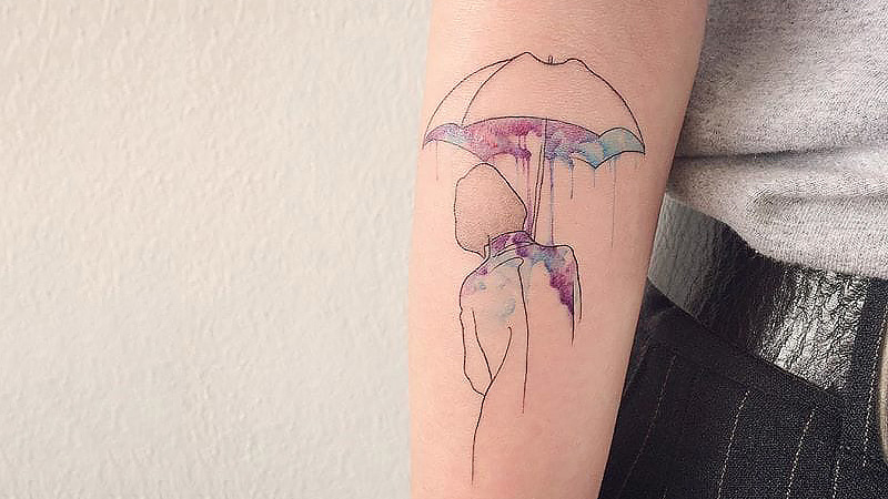Девушка под зонтом уходящая в даль. Татуировщик Doy