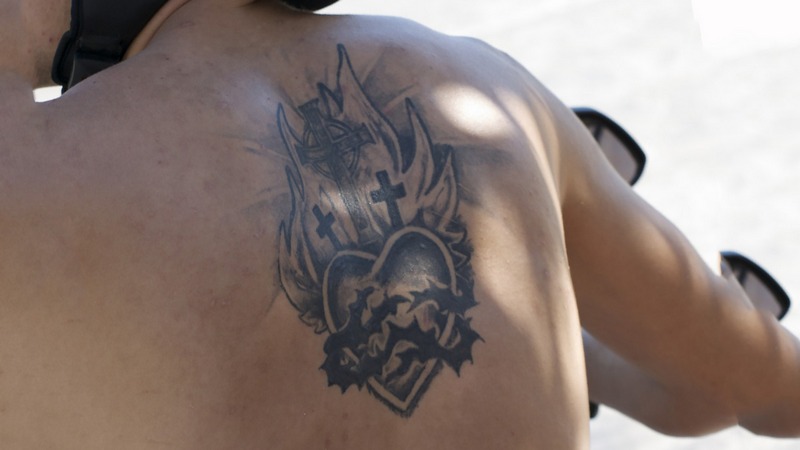 татуировка креста на лопатке