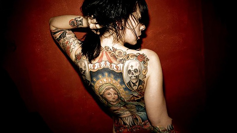 татуировка крестов на спине девушки